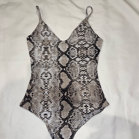 SUPRE Tops - ❤️ 3 for $23 ❤️ Snakeskin bodysuit